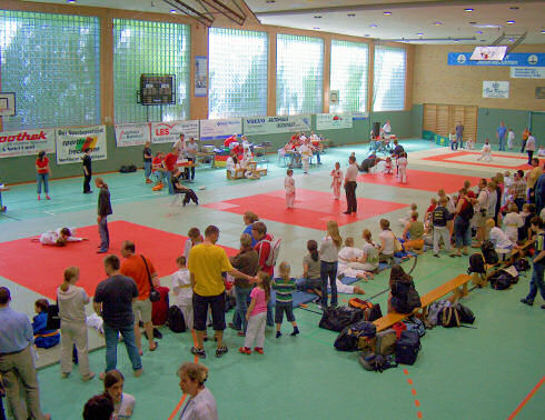 Blick von der Tribüne auf die Wettkampffläche in der Burgberghalle.